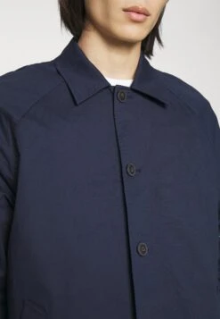 Les DeuxNATHAN COAT - Trenchcoat - Dark Navy 13 Les DeuxNATHAN COAT - Trenchcoat - Dark Navy -Stilfulla Val Butik 02041bb117a44957871e57fe8845d87a