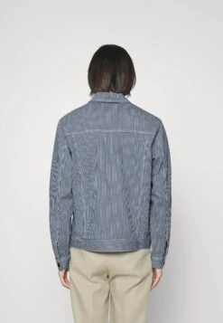 Les DeuxNOLAN STRIPE JACKET - Jeansjacka - Dark Navy/ivory -Stilfulla Val Butik 0e6b46ad8bf345ea8f56d796de170ba6