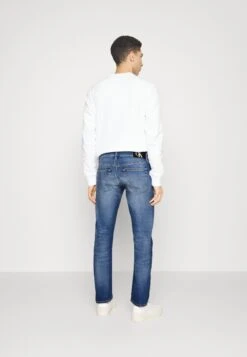 Calvin Klein JeansSLIM - Jeans Slim Fit - Denim Medium -Stilfulla Val Butik 1db1d2752a9d43b5b6b210f7fcc2b269