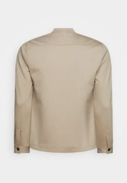 LindberghSUPERFLEX OVERSHIRT - Tunn Jacka - Sand -Stilfulla Val Butik 265e73e8fc084a1a88a95b4f28e875af