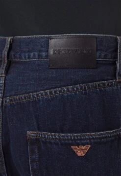 Emporio ArmaniPANT - Jeans Straight Leg - Denim Blu -Stilfulla Val Butik 361df37b8d0d450ba6a3a1fae24118d2