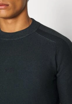 BOSSKOBLADO - Stickad Tröja - Dark Blue -Stilfulla Val Butik 3d7225c98aa4495a96f5bf36f755f5f6