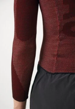 Saul NashHIGH NECK COMPRESSION - Stickad Tröja - Red/black -Stilfulla Val Butik 3f04f20c37ba431da252d204a2c6a13b