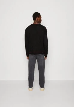 KaotikoCUBISM UNISEX - Stickad Tröja - Black -Stilfulla Val Butik 4416205626cf4600ae40e26bd2e99019