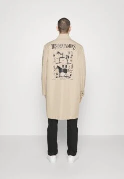 Les BenjaminsCOAT - Klassisk Kappa / Rock - Beige -Stilfulla Val Butik 58f8a49679ad414aac6410fdd1ba38aa
