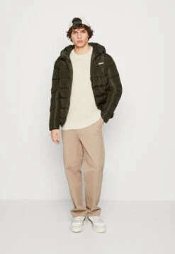 Jack & JonesJJTYLOR PUFFER JACKET - Vinterjacka - Rosin Solid -Stilfulla Val Butik 67f0b062963a4954997dde48897470ad