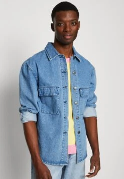 KangolDUNCAN BOXY WORKSHIRT UNISEX - Skjorta - Light Blue -Stilfulla Val Butik 6e226258eb794c3fb1396eb1ea2d338f