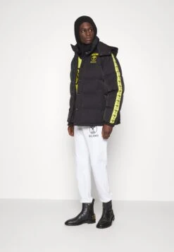 MOSCHINOLONG JACKET - Vinterkappa /-rock - Black 14 MOSCHINOLONG JACKET - Vinterkappa /-rock - Black -Stilfulla Val Butik 7083f9415dfc417e96df23e59ee997c8