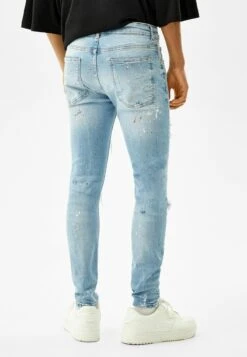 BershkaRIPPED - Jeans Skinny Fit - Lightblue Denim 10 BershkaRIPPED - Jeans Skinny Fit - Lightblue Denim -Stilfulla Val Butik 76fa8c0570744c8bb5e1f15926975e69