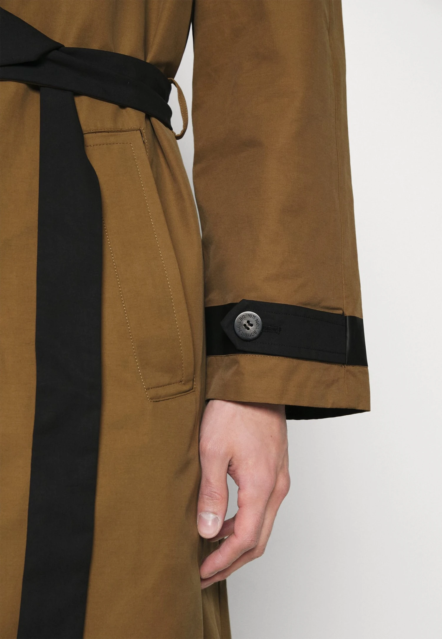 Neil BarrettREVERSIBLE - Trenchcoat - Black/khaki 8 Neil BarrettREVERSIBLE - Trenchcoat - Black/khaki - Bild 6