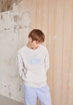 Nike SportswearCREW - Sweatshirt - Birch Heather/football Grey/light Marine -Stilfulla Val Butik 8042b51638104904a4dac1c0f0aec8b0