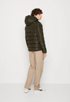 Jack & JonesJJTYLOR PUFFER JACKET - Vinterjacka - Rosin Solid -Stilfulla Val Butik 8600bd6cad02467d8bf57240d795f8b9