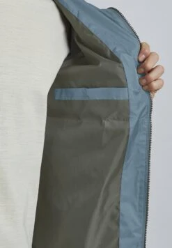 11 ProjectPRCARLSON - Allvädersjacka - Bluestone -Stilfulla Val Butik 89fbd2a9b2fb491290b79904173128ae