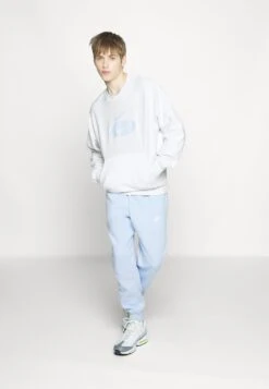 Nike SportswearCREW - Sweatshirt - Birch Heather/football Grey/light Marine -Stilfulla Val Butik 8d72af33a45d4baf839f7624b0a46e74