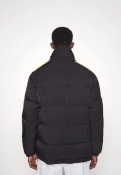 MOSCHINOLONG JACKET - Vinterkappa /-rock - Black 15 MOSCHINOLONG JACKET - Vinterkappa /-rock - Black -Stilfulla Val Butik 8dc7f7a436f64915b5d9dd4a93872429