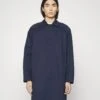Les DeuxNATHAN COAT - Trenchcoat - Dark Navy -Stilfulla Val Butik 9f16be54a4a842c6b4e9e20ae6ca2dc7