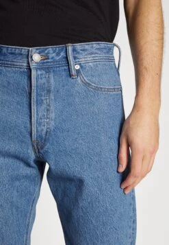 Jack & JonesJJICHRIS ORIGINAL - Jeans Relaxed Fit - Blue Denim -Stilfulla Val Butik a7d8cf448e104c2b8f3d78f095c5f605