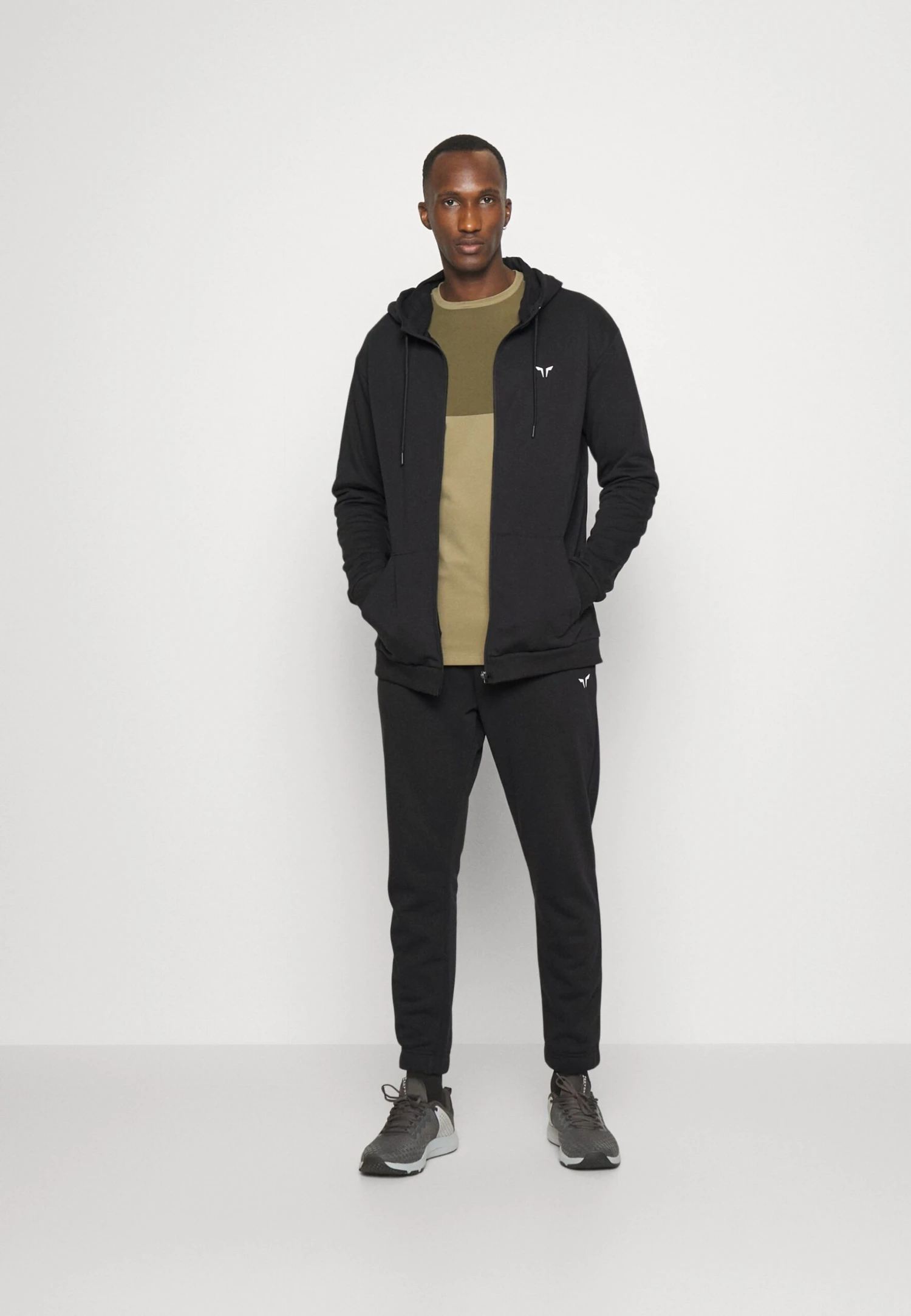 SQUATWOLFESSENTIALS FULL ZIP HOODIE - Tröja Med Dragkedja - Black 4 SQUATWOLFESSENTIALS FULL ZIP HOODIE - Tröja Med Dragkedja - Black - Bild 2