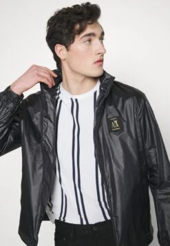 Armani ExchangeBLOUSON JACKET - Vindjacka - Black -Stilfulla Val Butik b29319d85a2e4b98bfe4aad31b841b71