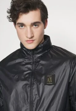 Armani ExchangeBLOUSON JACKET - Vindjacka - Black -Stilfulla Val Butik b66a90c234de4ee7bfe4f0ee96a0bb34