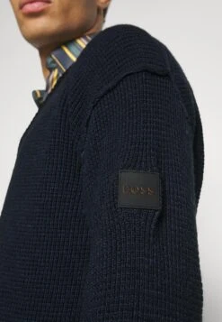 BOSSAVONE - Stickad Tröja - Dark Blue 13 BOSSAVONE - Stickad Tröja - Dark Blue -Stilfulla Val Butik cd4d082ba39d48379d1a36f7f5d379e9