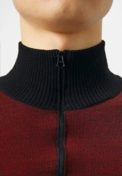 Saul NashHIGH NECK COMPRESSION - Stickad Tröja - Red/black -Stilfulla Val Butik d3e6e3cc2d194eccb9269240c830d252