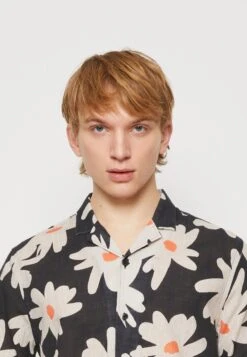 REVOLUTIONSHORT SLEEVED SHIRT WITH A CUBAN COLLAR - Skjorta - Navy -Stilfulla Val Butik d89349e36a32414b95b3eee72b775e6d