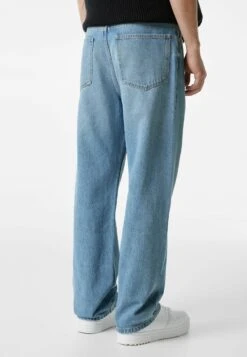 BershkaJeans Straight Leg - Light Blue Denim 10 BershkaJeans Straight Leg - Light Blue Denim -Stilfulla Val Butik e3fe35ca0e4d4d90a247761a50da2ad3