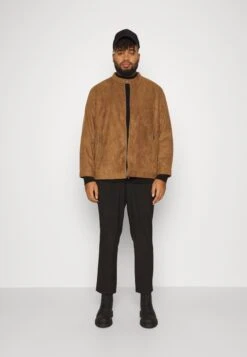 Jack & JonesJJEROCKY CLEAN JACKET - Jacka I Konstläder - Cognac -Stilfulla Val Butik e9c22c3acbcb4d00aec57e05ada846ab