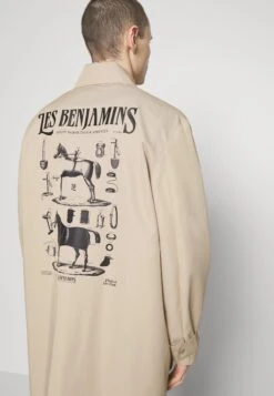 Les BenjaminsCOAT - Klassisk Kappa / Rock - Beige -Stilfulla Val Butik eceabb7b54314ebd9371a682e676858e