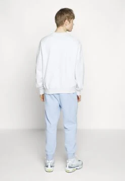 Nike SportswearCREW - Sweatshirt - Birch Heather/football Grey/light Marine -Stilfulla Val Butik f1cd4a39c0404a439620145d42ffb3c6