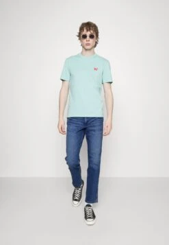 WranglerGREENSBORO - Jeans Straight Leg - Smoke Sea -Stilfulla Val Butik faec071207a147879bfe926330ab12dd